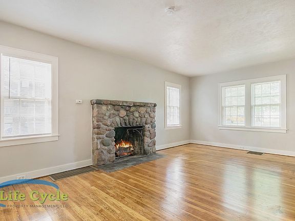 4th image of 300 Marion Ave NW