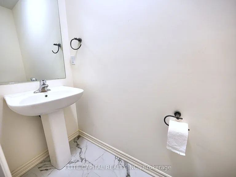 84 Holyrood Cres — Photo 10