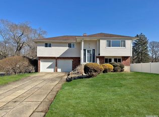 1 Shaker Ridge Ln, Commack, NY 11725