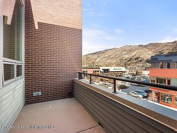 3rd image of 361 Robinson St Unit 326