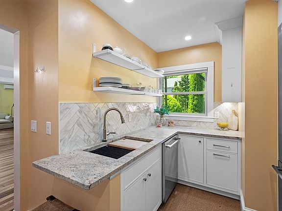 3rd image of 10 Dalton Ave APT 2