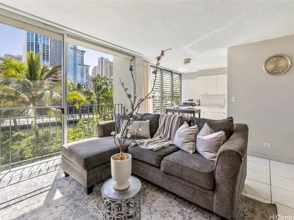 620 McCully St APT 402, Honolulu, HI 96826