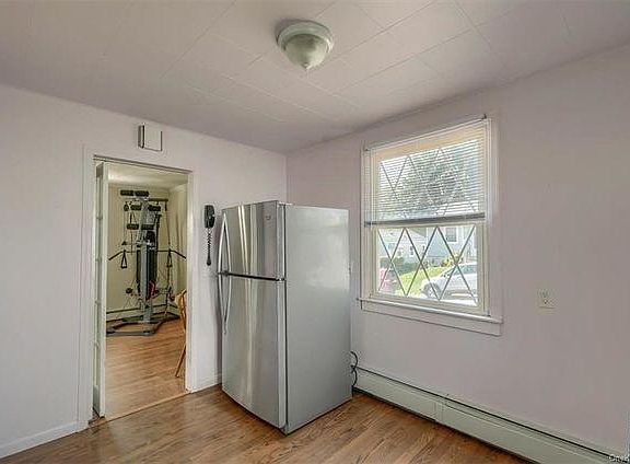 2nd image of 10 Floral Ln