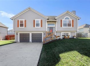 2308 NW Hedgewood Dr, Grain Valley, MO 64029