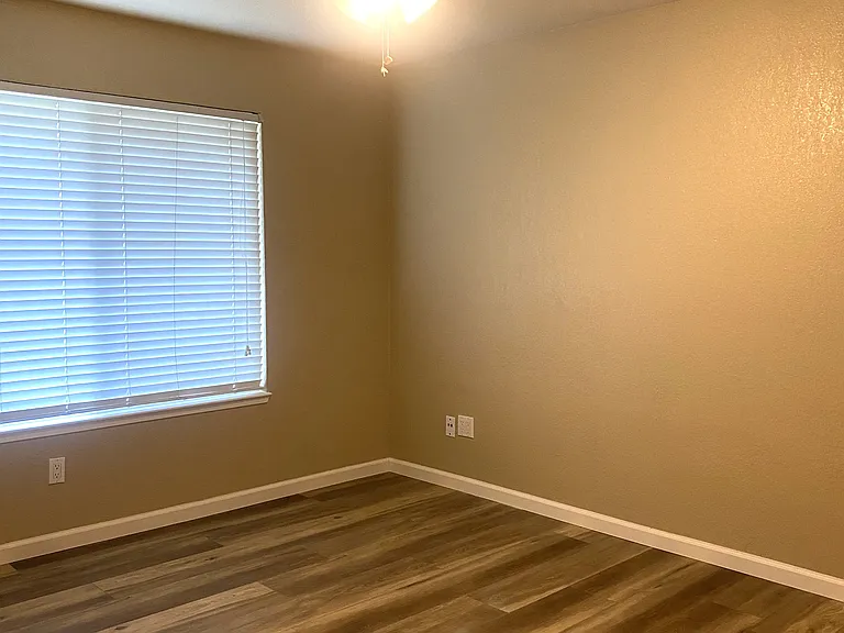 1177 Norwegian Ave — Photo 10