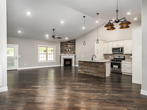 3rd image of 211 Harps Ln