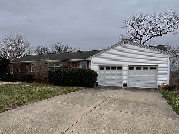 3rd image of 104 W Meadow Ln