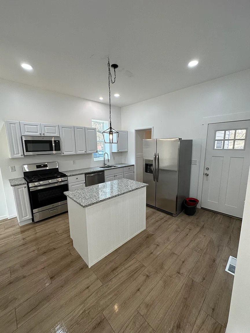 256 Linden Ave photo 1