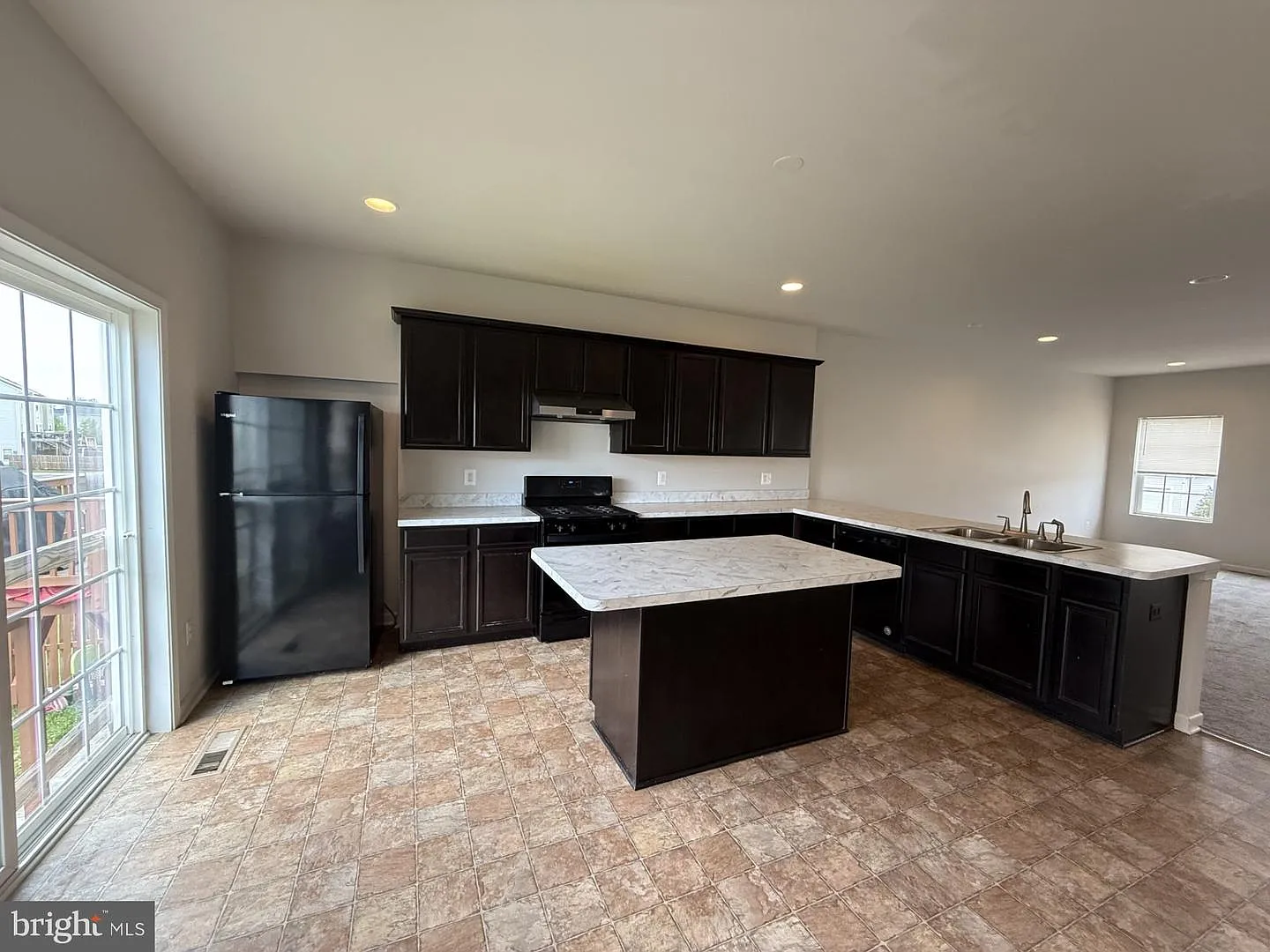 3 bed, 4.0 bath, 2362 sqft, $2,095 — Photo 3