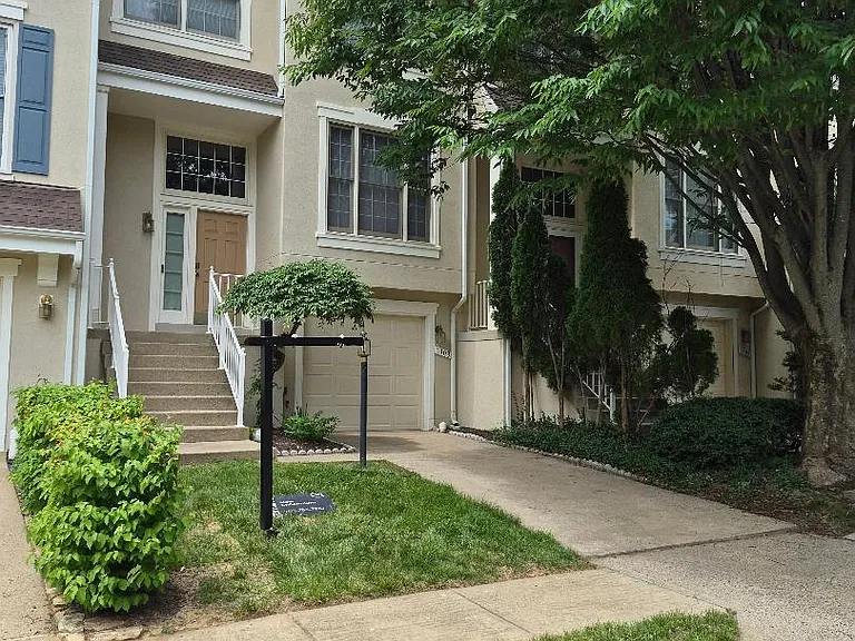 1303 Park Garden Ln — Photo 2