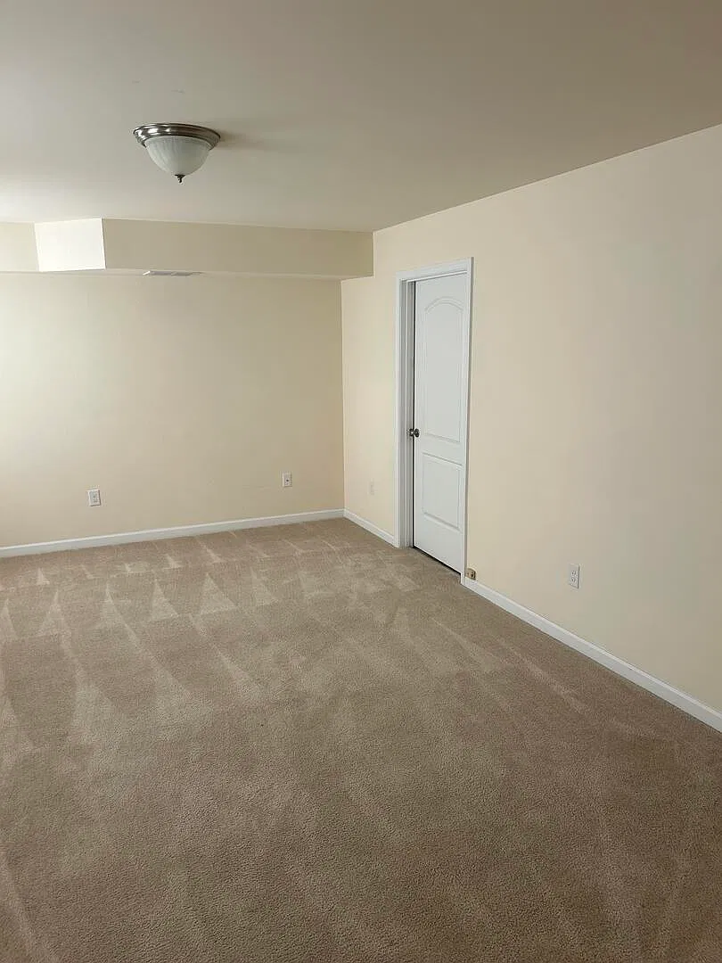 3 bed, 2.5 bath, 2850 sqft, $2,800 — Photo 3
