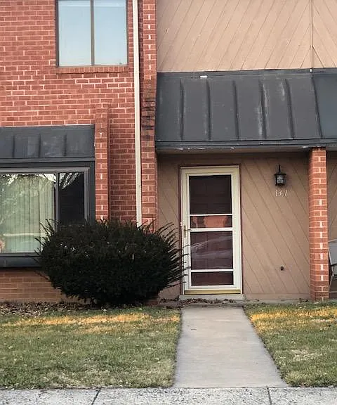 131 Caernarvon Ct — Photo 3