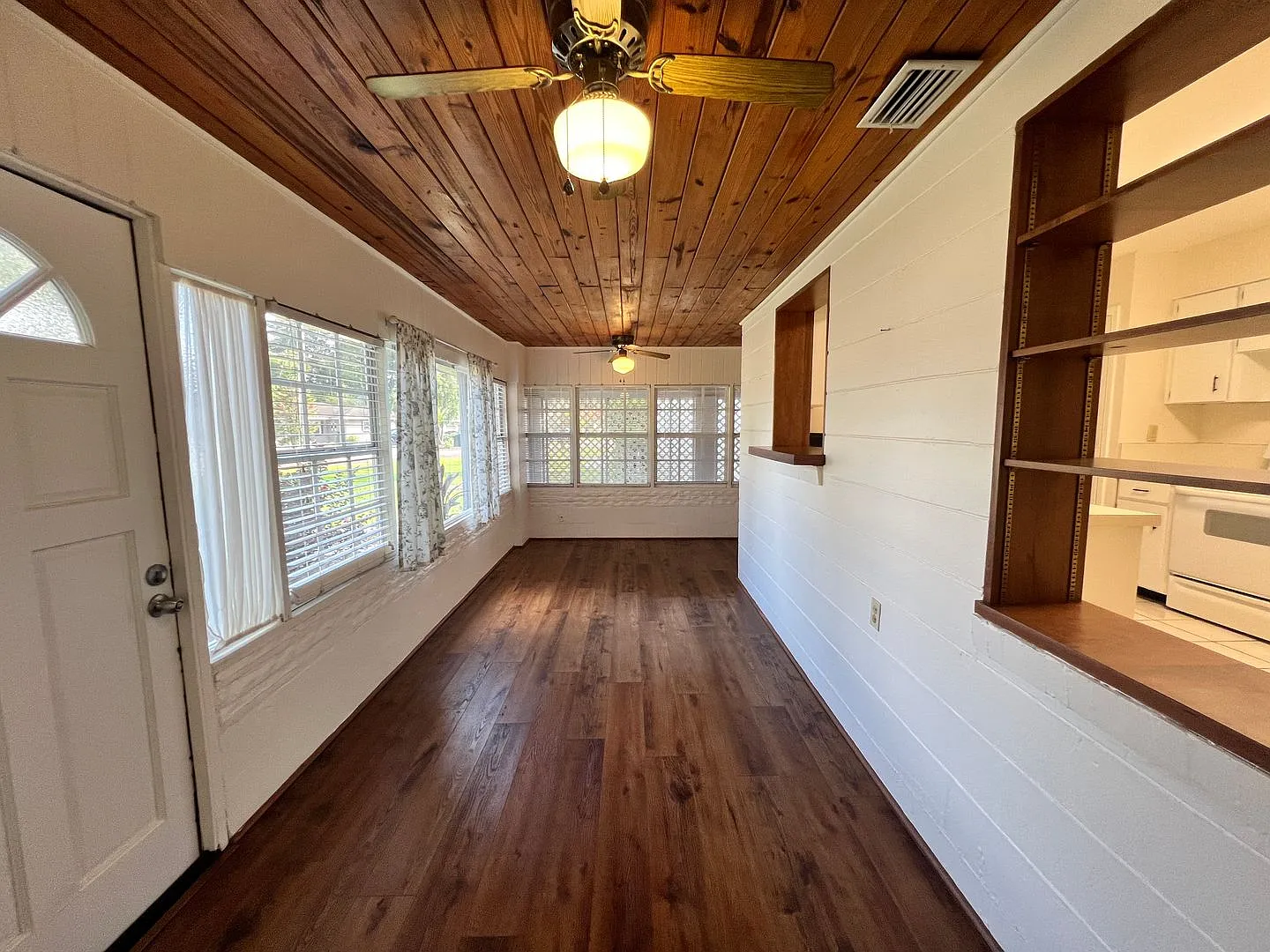 Beautiful 2BR/1BA Near Lake Hollingsworth | Bonus Room + Fenced Yard — Photo 2