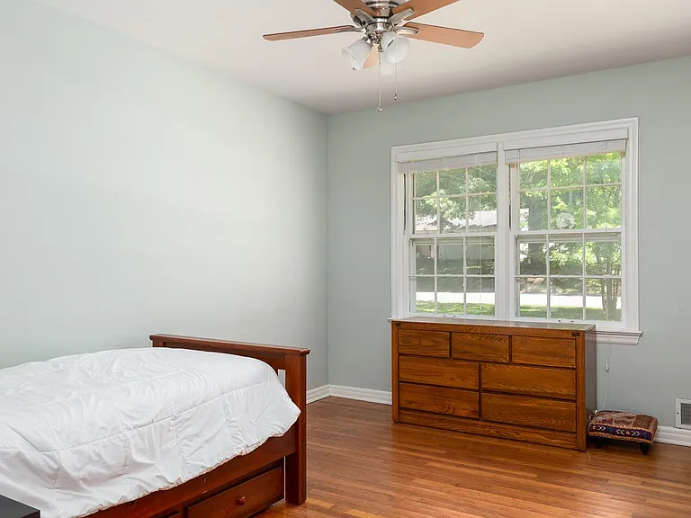 901 N Pine St — Photo 16