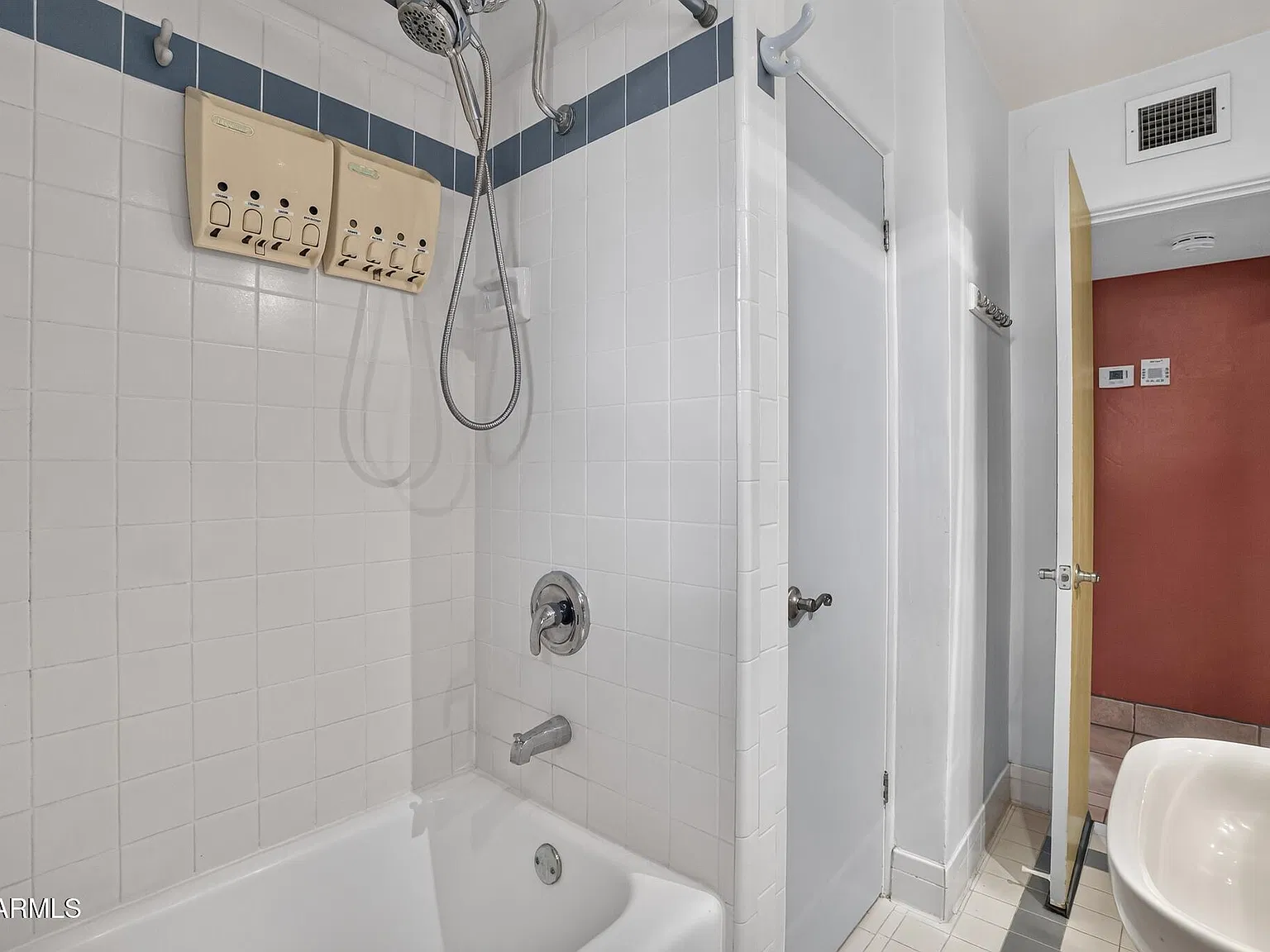 4 bed, 1.0 bath, $2,640 — Photo 3