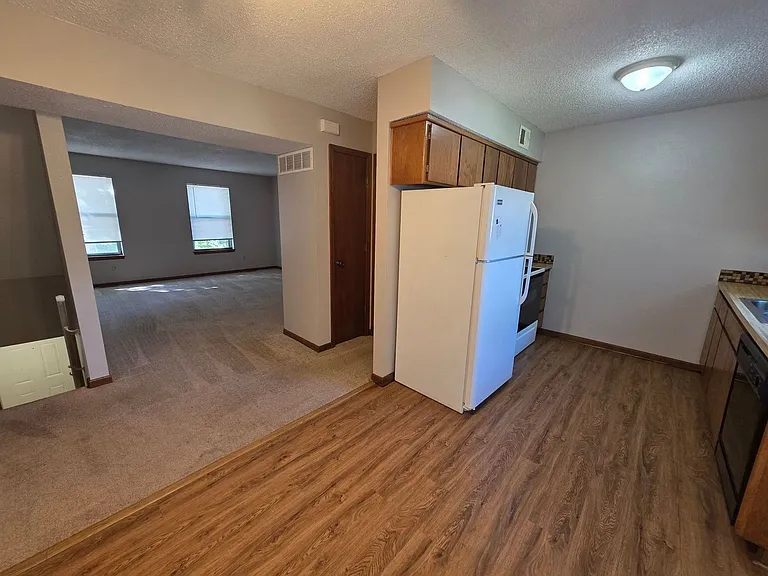 18904 Manor Dr — Photo 4
