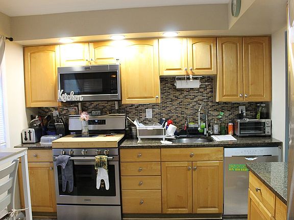 3rd image of 72 Yorkshire Dr