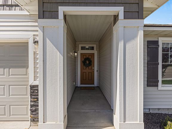 3rd image of 19579 Newhall Pl
