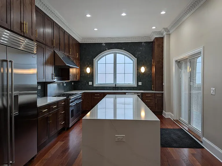 2150 W Monroe St — Photo 28
