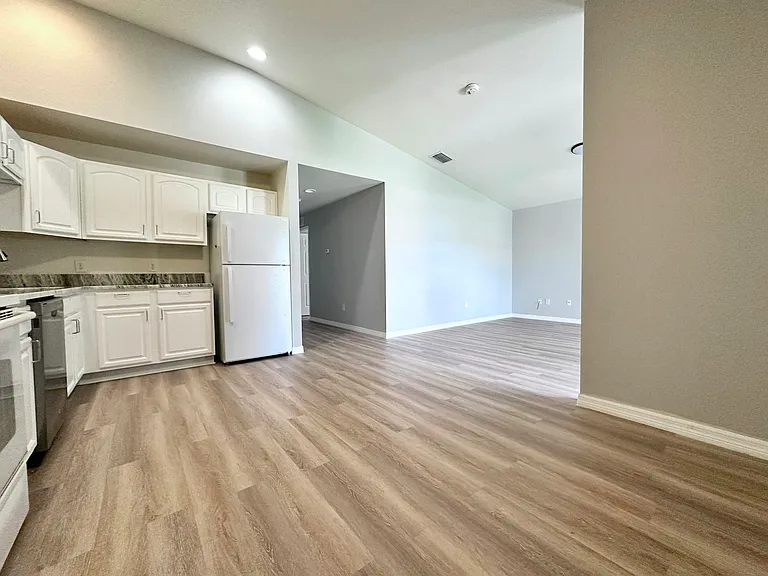 228 Homer Ave S — Photo 5