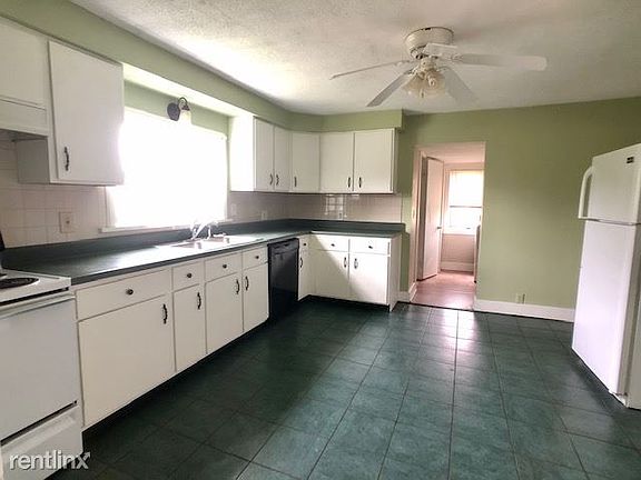 3rd image of 284 Lee Ave