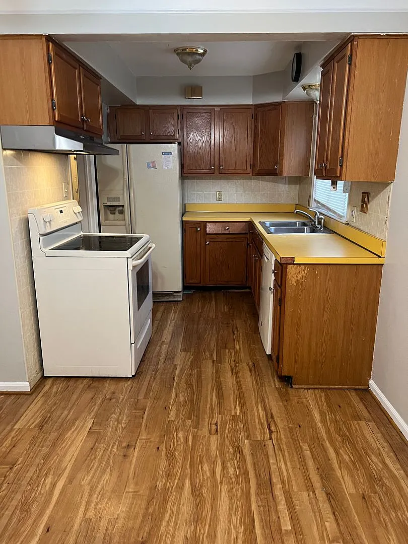 Section 8 Accepted - Beautiful Brick House - Full Finished Basement — Photo 2