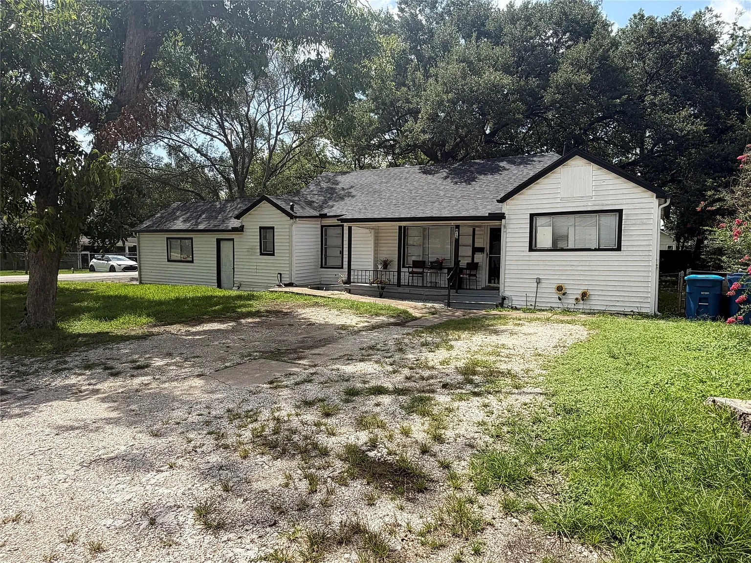 3 bed, 2.0 bath, 1352 sqft, $1,599 — Photo 1