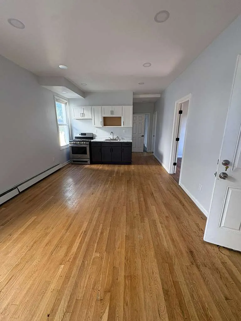 4 bed, 1200 sqft, $2,400 — Photo 1