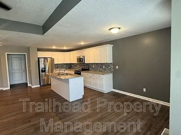4th image of 605C S Hillcrest St