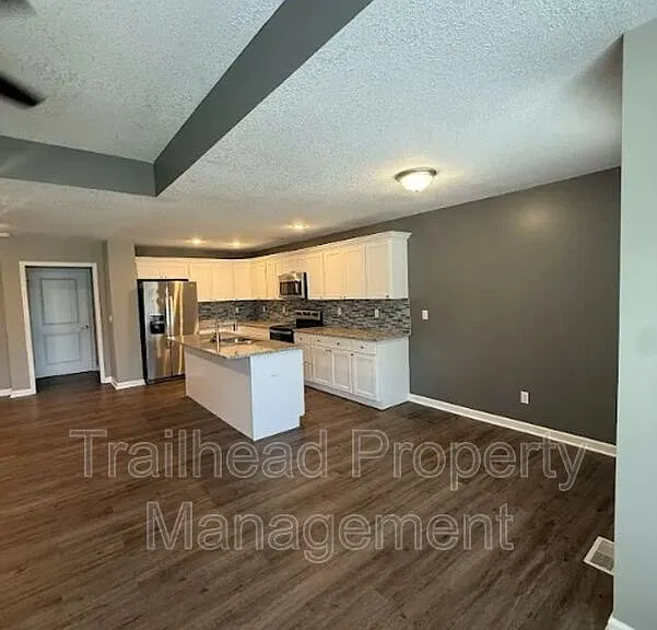 605C S Hillcrest St — Photo 3