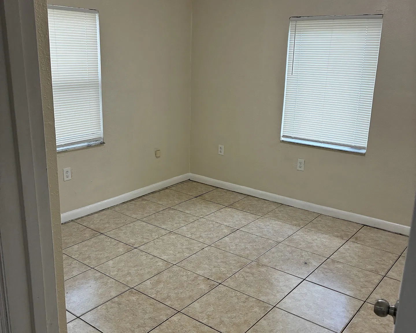 3 bed, 1000 sqft, $2,495 — Photo 4