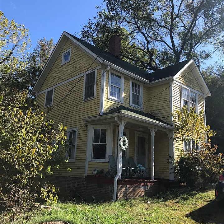 2nd image of 705 3rd St SE