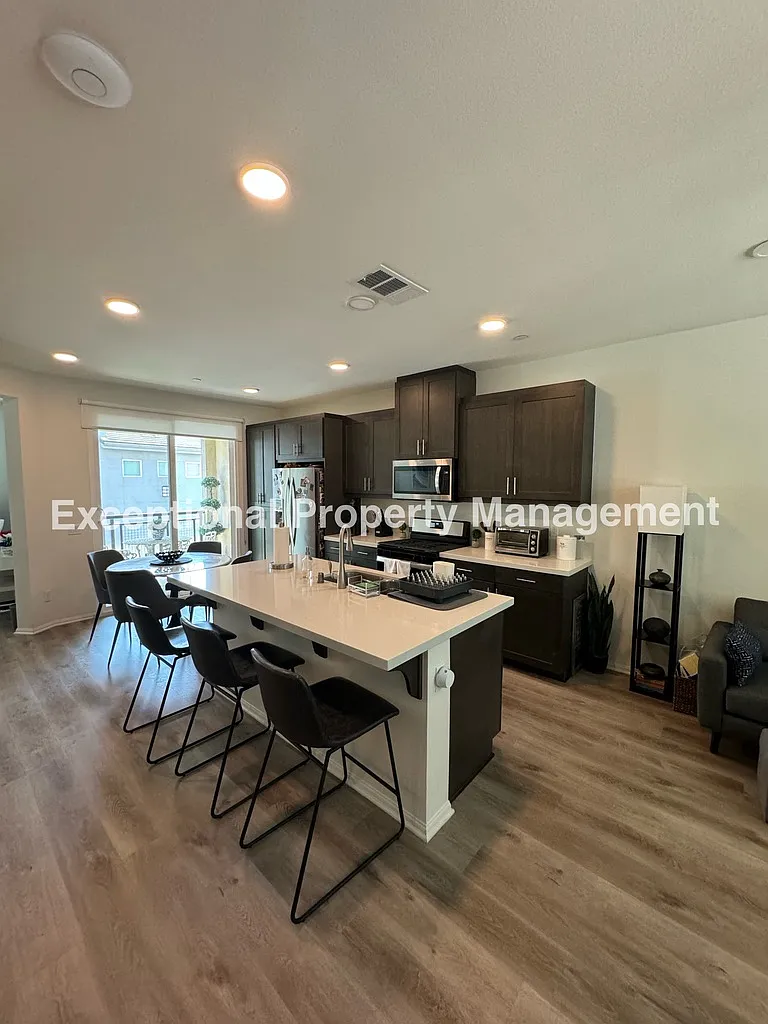 3 bed, 2.5 bath, 1573 sqft, $3,300 — Photo 2