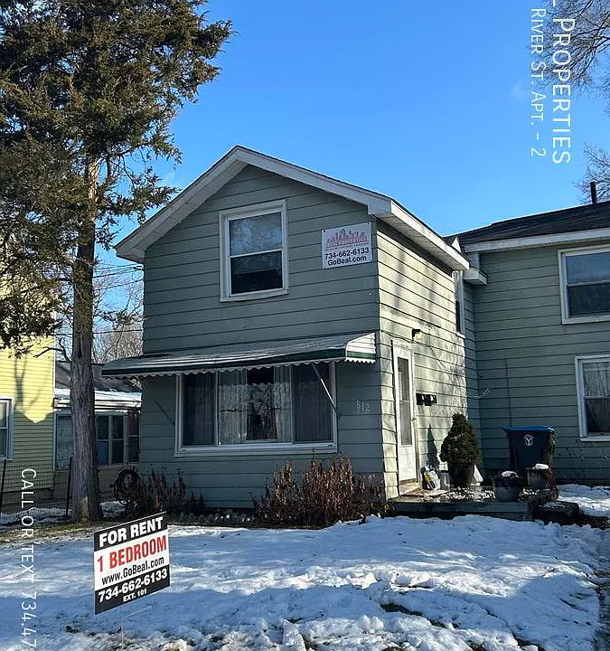 812 N River St #2
