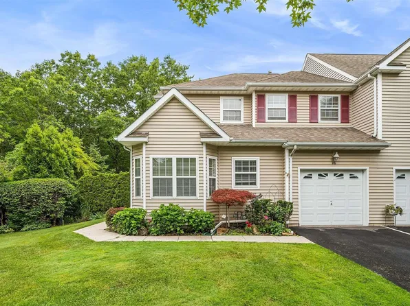 26 Halley Ct #120-D, Nesconset, NY 11767