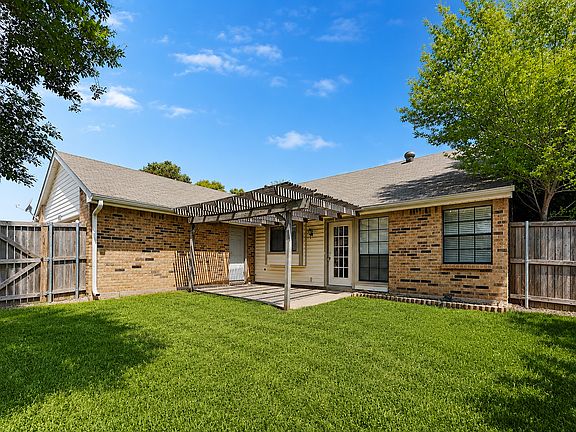 2nd image of 2821 Carnaby Ln