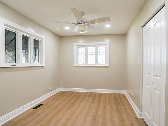 5th image of 11024 Oxford Ave