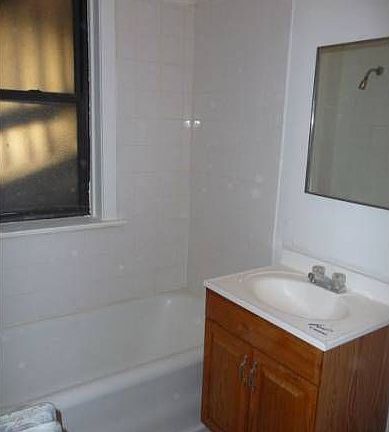 3rd image of 6366 N Hermitage Ave