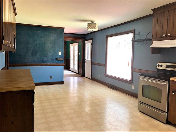 Kitchen and Eat-In Area