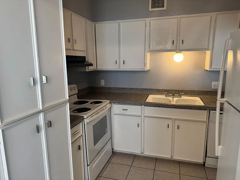 5808 S Alameda St — Photo 12