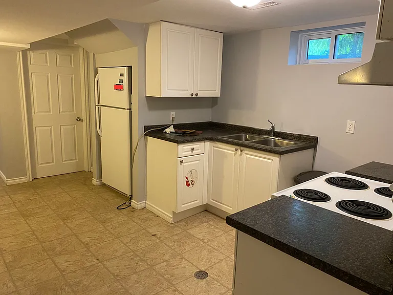 16 Victor Blvd #UPPER — Photo 3