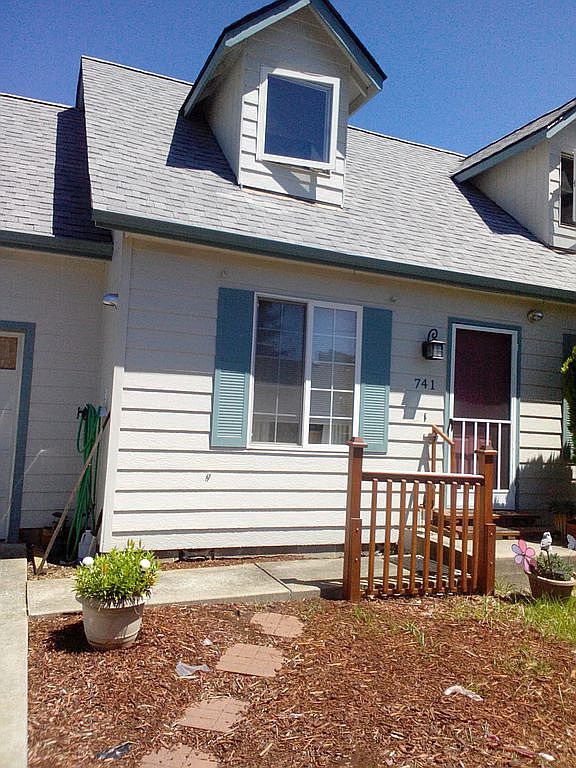 741 NE 12th St, Grants Pass, OR 97526 Zillow