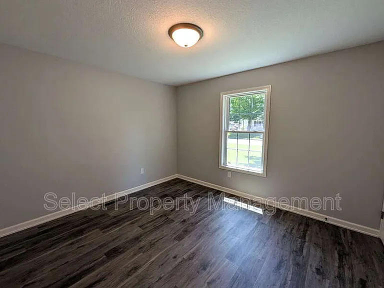 920 Courtney Dr — Photo 16