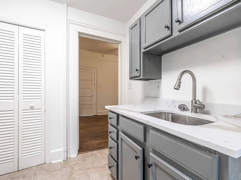 695 Queen St SW #4 — Photo 18