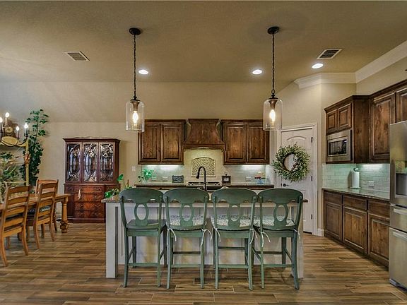 5th image of 315 Oar Wood Dr