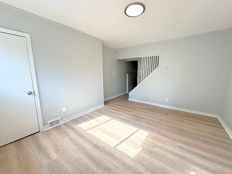207 Mary St — Photo 3