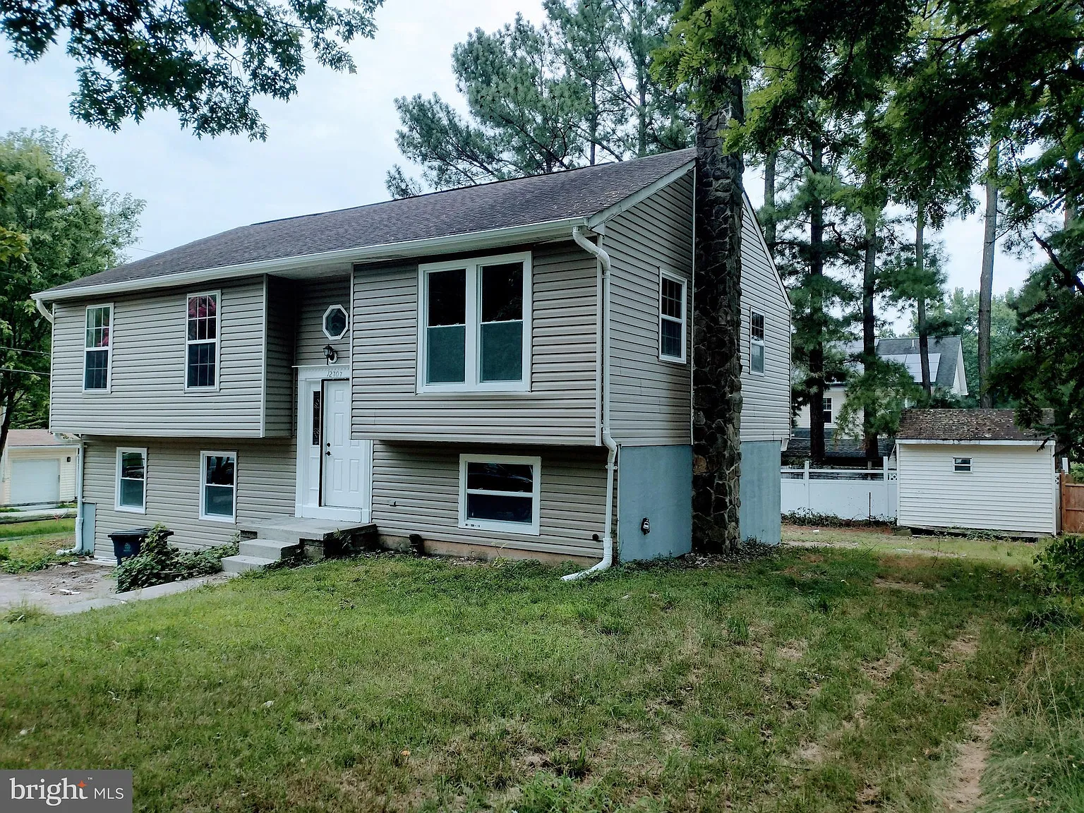 5 bed, 3.0 bath, 2216 sqft, $3,200 — Photo 2