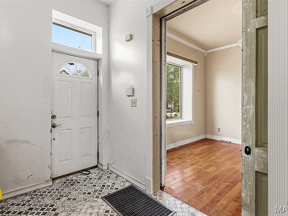 3rd image of 6036 Horton Pl