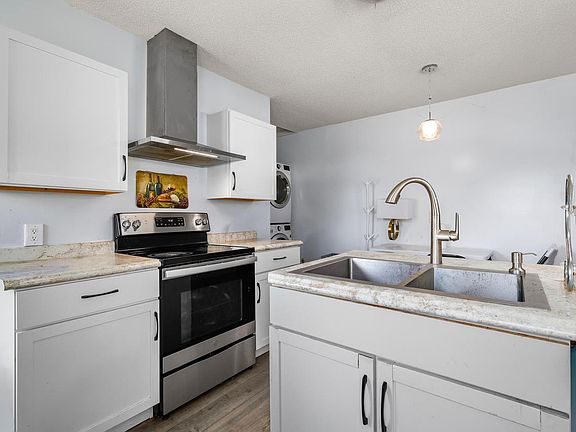 4th image of 922 Johnson STREET