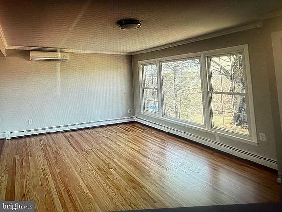 5th image of 305 Green Hill Rd